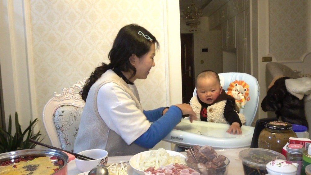小两口深夜放毒, 安心一旁看着直流口水...
